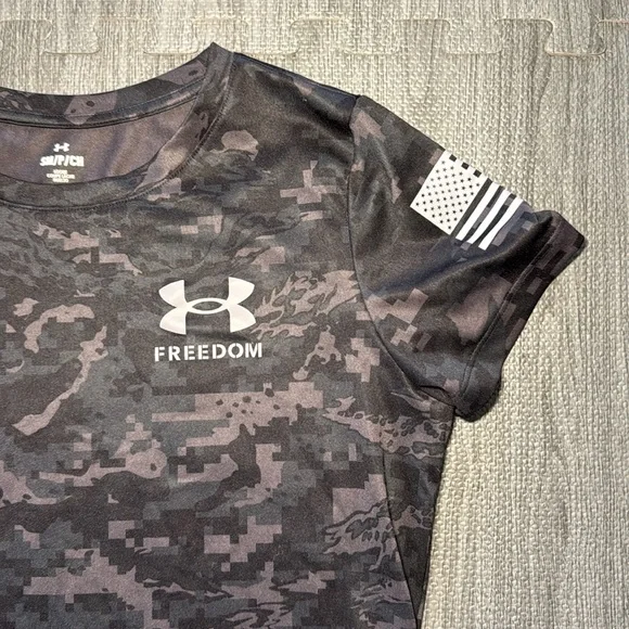 Under Armour Freedom Camo Short Sleeve - Women's Size S - Picture 2 of 5